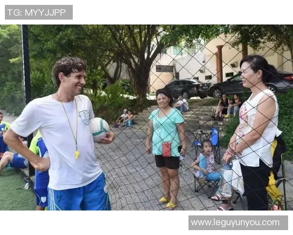 足球明星亲自带孩子训练传授技巧与热爱足球的精神 足球明星亲自带孩子训练传授技巧与热爱足球的精神