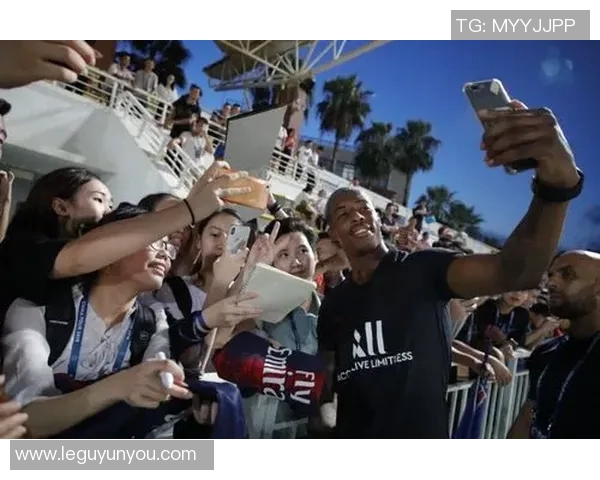 巴西足球明星齐聚看台合影留念展现团结与激情